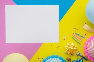 fundo de feliz aniversário, decoração de festa plana leiga colorida com cartão de convite de panfleto em fundo amarelo pastel