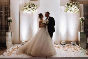 a Casamento do a noiva e noivo dentro a elegante restaurante com ótimo luz e atmosfera. a primeiro dança do a noiva e noivo. foto