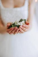 detalhes do a noiva. beleza é dentro a detalhes. salto alto nupcial sapato. ouro Casamento anel com uma diamante. perfumes. brincos Casamento dentro detalhes. foto