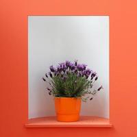 flor de decoração violeta em vaso de laranja foto