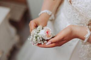 Casamento flor na lapela do flores dentro a mãos do a noiva. Casamento detalhes. a primeiro encontro do a noiva e noivo. a noiva é esperando para a noivo. foto