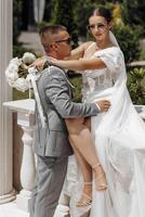 legal noiva e noivo tendo Diversão e vestindo oculos de sol ao ar livre dentro ensolarado clima foto