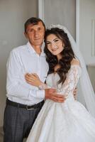 uma lindo noiva com dela pai em dela Casamento dia. a melhor momentos do a Casamento dia. filha e pai. foto