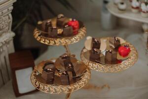 amêndoa biscoitos e vários doce bolos para uma Casamento banquete. uma delicioso recepção, uma luxuoso cerimônia. mesa com doces e sobremesas. delicioso colorida francês sobremesas em uma prato ou mesa. foto