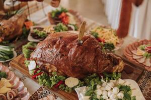 cossaco mesa. banquete corredor carne guloseimas para convidados. caseiro recortes. carne de porco lombo. delicioso carne cortes. carne placa. delicioso composições a partir de defumado hortelã. chalé queijo. foto