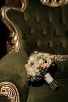 uma Casamento ramalhete do vários flores e rosas em uma verde cadeira dentro a arte nouveau estilo foto
