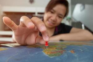 mulher asiática fixada no mapa foto