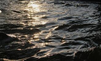 luz solar reflexão em a superfície do a água foto