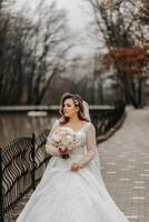 retrato do uma lindo noiva com uma Casamento ramalhete do flores, atraente mulher dentro uma Casamento vestir com uma grandes véu. feliz noiva mulher. noiva com Casamento Maquiagem e penteado. inverno Casamento foto