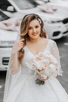 retrato do uma lindo noiva com uma Casamento ramalhete do flores, atraente mulher dentro uma Casamento vestir com uma grandes véu. feliz noiva mulher. noiva com Casamento Maquiagem e penteado. inverno Casamento foto