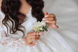 Casamento flor na lapela do flores dentro a mãos do a noiva. Casamento detalhes. a primeiro encontro do a noiva e noivo. a noiva é esperando para a noivo. foto