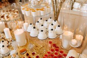 doce Barra para uma casamento. doce Barra em pé festivo mesa com sobremesas, bolos de copo e macarons. lindo e saboroso. foto
