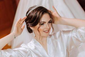 à moda Penteado do a noiva com uma tiara em dela cabeça. uma fechar-se do a Penteado do uma lindo noiva. a conceito do uma motivo em a tema do uma cabeleireiro, Casamento e Casamento preparações. foto