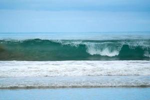 oceano com ondas pequenas foto