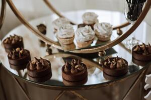 amêndoa biscoitos e vários doce bolos para uma Casamento banquete. uma delicioso recepção, uma luxuoso cerimônia. mesa com doces e sobremesas. delicioso colorida francês sobremesas em uma prato ou mesa. foto