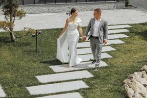 cheio comprimento retrato do jovem noiva e noivo corrida em verde grama, frente visualizar. feliz Casamento casal andando, cópia de espaço foto