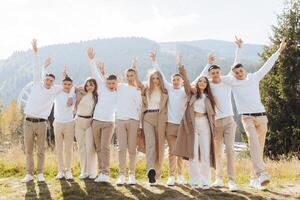 amizade, movimento, Ação, liberdade e pessoas conceito - grupo do feliz adolescentes ou escola amigos pulando e tendo Diversão ao ar livre em a fundo do uma lindo lugar. foto