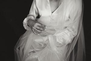 noiva dentro branco manto, fechar-se do mãos. Casamento véu. Preto e branco foto. beleza é dentro a detalhes foto