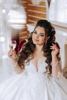 uma Maravilhoso lindo retrato do uma jovem noiva. lindo noiva com Casamento Maquiagem e joalheria guirlanda em grandes encaracolado cabelo. Casamento foto modelo com Castanho olhos dentro uma lindo interior.