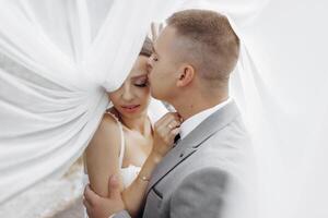 jovem lindo noivas em seus Casamento dia depois de a cerimônia debaixo a véu foto