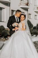 Casamento casal dentro amar. uma lindo noiva e a elegante noivo ternamente abraço e apreciar a dia. uma à moda casal do recém-casados. conceito do casamento foto