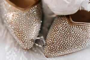 a da noiva noivado anel, elegante estiletes, fresco rosa flores Casamento detalhes dentro dourado estilo. foto