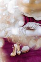 detalhes do a noiva. beleza é dentro a detalhes. salto alto nupcial sapato. ouro Casamento anel com uma diamante. perfumes. brincos Casamento dentro detalhes. foto