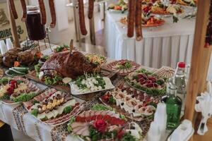 cossaco mesa. banquete corredor carne guloseimas para convidados. caseiro recortes. carne de porco lombo. delicioso carne cortes. carne placa. delicioso composições a partir de defumado hortelã. chalé queijo. foto