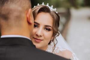 casamento. amor e casal dentro jardim para casamento. a comemorar a cerimônia e compromisso. Salve  a data. confiar. a noivo abraços a noiva. concurso beijos. casal dentro amar. Casamento retrato foto