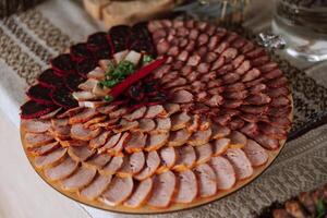 cossaco mesa. banquete corredor carne guloseimas para convidados. caseiro recortes. carne de porco lombo. delicioso carne cortes. carne placa. delicioso composições a partir de defumado hortelã. chalé queijo. foto