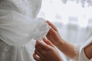 quarto interior com Casamento vestir preparado para a cerimônia. uma lindo exuberante Casamento vestir em uma manequim dentro uma hotel sala. foto