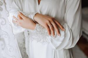 noiva dentro branco manto, fechar-se do mãos. Casamento véu. beleza é dentro a detalhes. preparando para a casamento.. foto