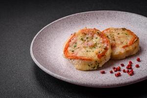 delicioso cozido peixe filé com queijo, tomates, sal, especiarias e ervas foto