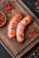 delicioso grelhado frango ou carne de porco salsichas com sal e especiarias foto