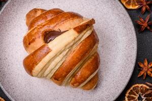 delicioso crocantes doce croissant corneta com chocolate foto