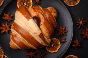 delicioso crocantes doce croissant corneta com chocolate foto