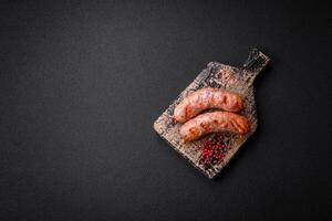 delicioso grelhado frango ou carne de porco salsichas com sal e especiarias foto