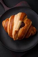 delicioso crocantes doce croissant corneta com chocolate foto