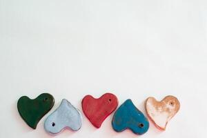 diversidade e amar. pequeno cerâmico coração em forma peças foto