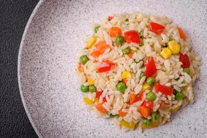 delicioso branco fervido arroz com vegetais, doce pimentas, cenouras, ervilhas foto
