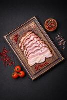delicioso fresco barriga de porco ou bacon com sal e especiarias cortar para dentro fino fatias foto