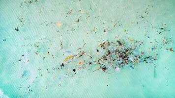 oceano poluição crise, aéreo plástico faixa foto