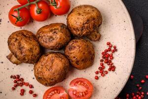 delicioso suculento todo champignon cozido em a grade com sal e especiarias foto