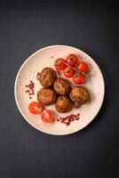 delicioso suculento todo champignon cozido em a grade com sal e especiarias foto