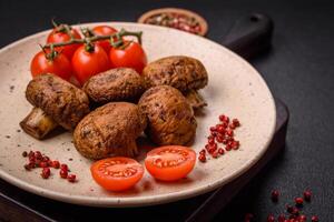 delicioso suculento todo champignon cozido em a grade com sal e especiarias foto