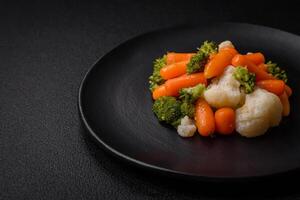 delicioso fresco legumes brócolis, couve-flor, cenouras cozido no vapor com sal e especiarias foto