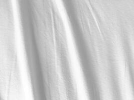 uma lindo, fluindo têxtil com uma cetim terminar, criando a elegante pano de fundo este perfeitamente misturas simplicidade com uma toque do opulência. foto