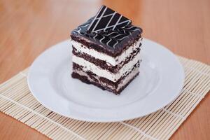 delicioso chocolate bolo em uma branco prato foto