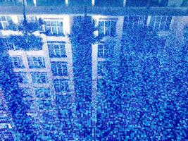 a abstrato beleza do limpar \ limpo e Claro água dentro uma espumante piscina, criando uma hipnotizante ondulação padronizar. foto