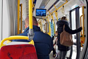 interior do uma cidade ônibus foto